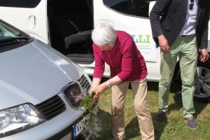 Stapellauf: Ingeborg Butzlaff tauft den ersten von drei ELLI-Minibussen Foto: KOMOB