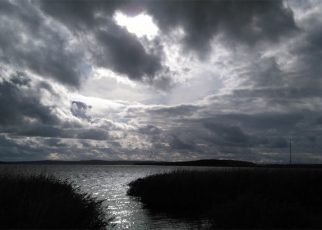 Dunkle Wolken überm See