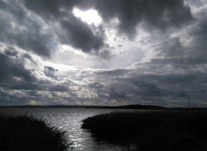 Dunkle Wolken überm See