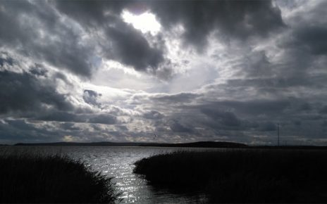 Dunkle Wolken überm See
